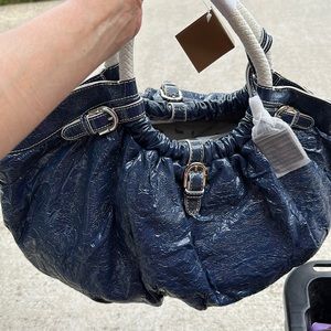 Bradly mischka handbag. Very soft and very wrinkly. It’s the way it is made.